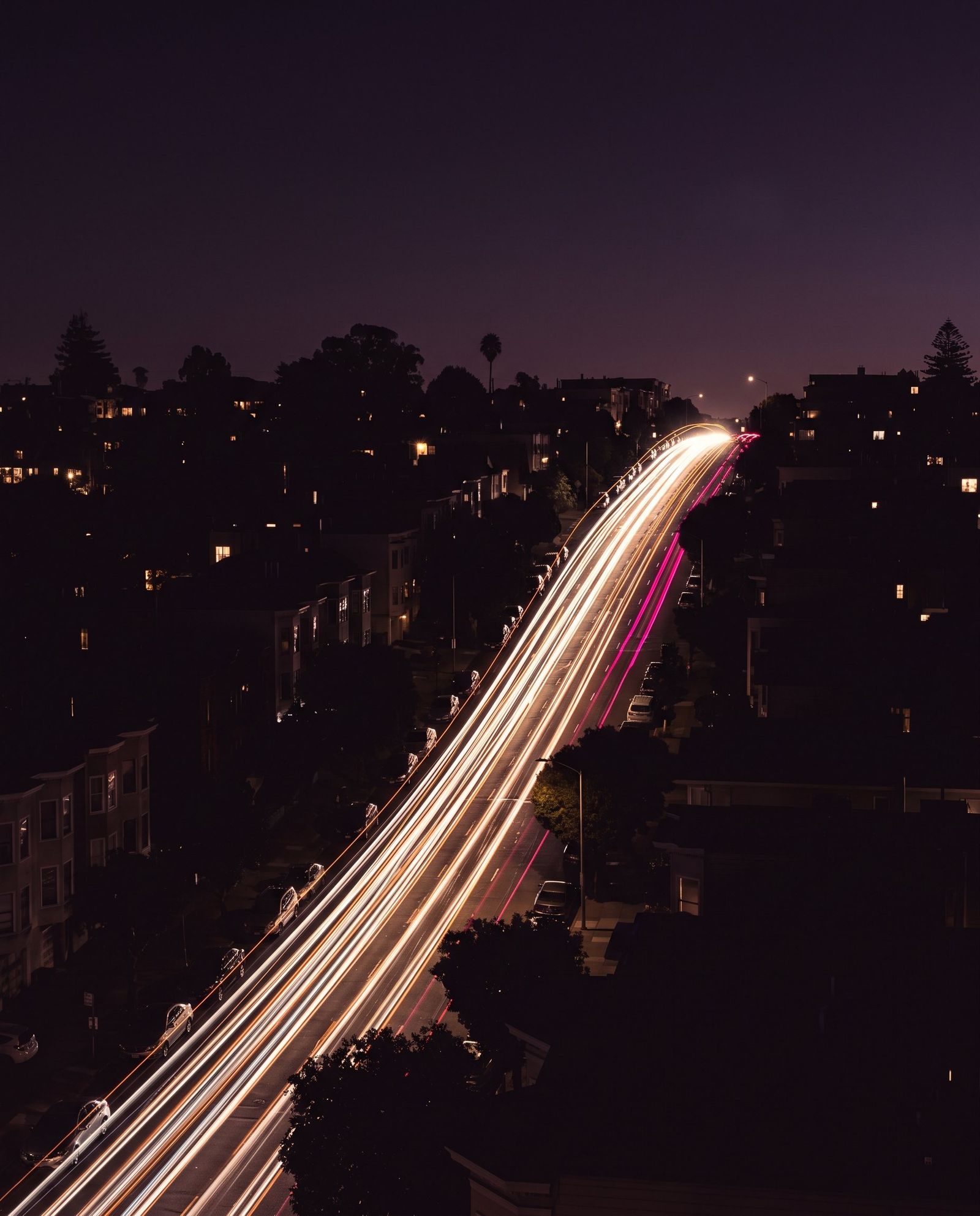 Estelas de luz de los coches en una avenida de noche