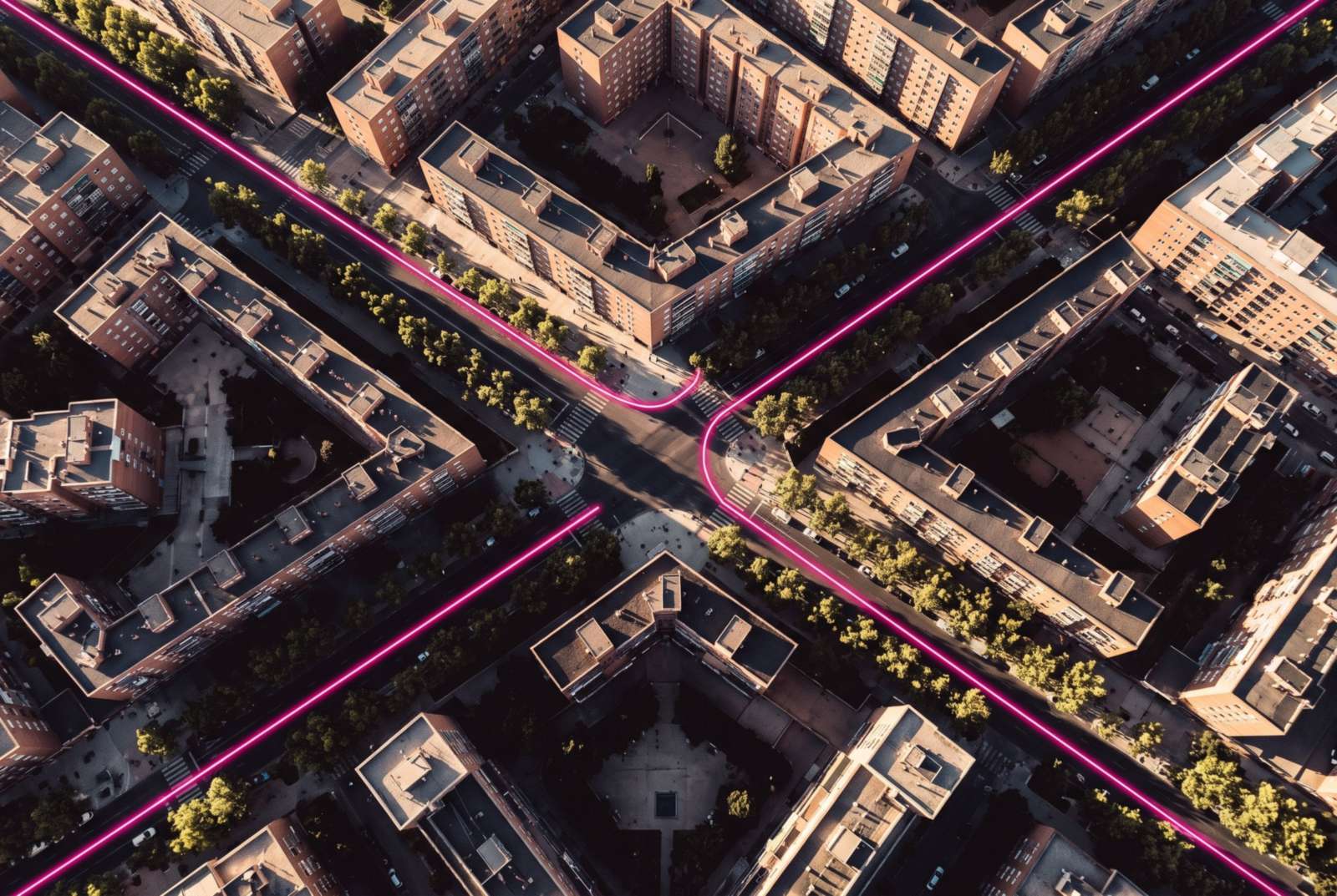 Vista aérea de un barrio residencial con rutas marcadas en fucsia